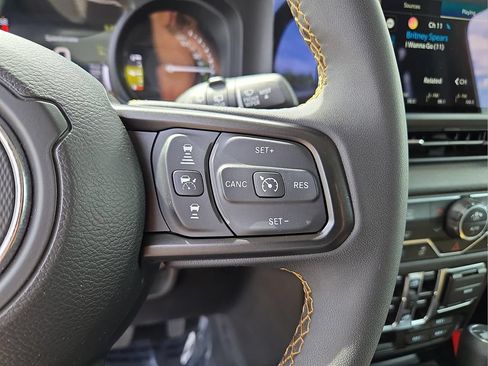 Used 2024 Jeep Wrangler Unlimited AWD/4WD image 21