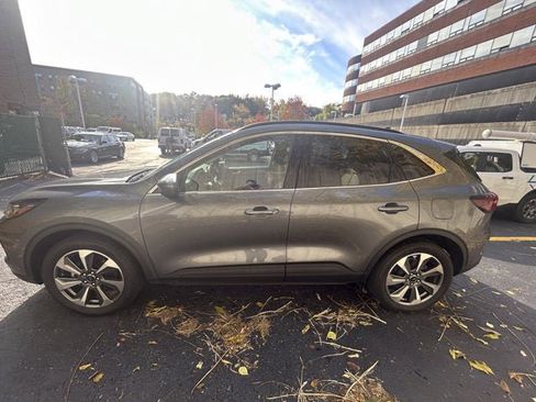 Used 2023 Ford Escape Platinum image 4