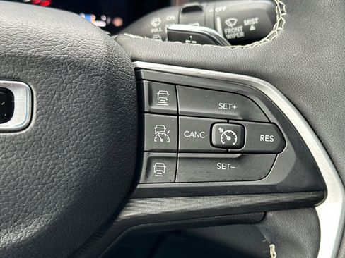 Used 2023 Jeep Grand Cherokee Altitude image 28