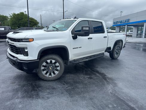 Used 2024 Chevrolet Silverado 2500 Custom w/ Custom Convenience Package AWD/4WD image 1