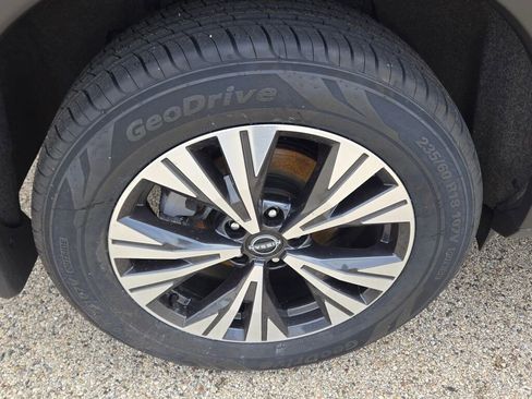 Used 2023 Nissan Rogue SV w/ SV Premium B Package image 10