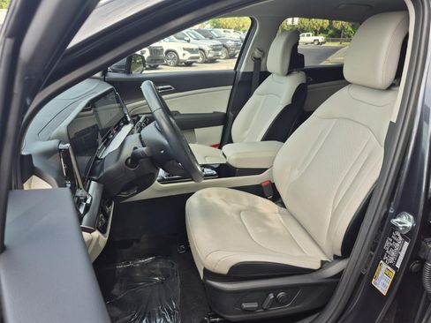 Used 2025 Kia Sportage EX FWD image 10