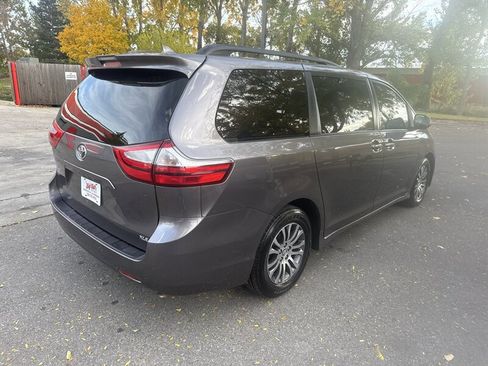 Used 2018 Toyota Sienna XLE Premium image 4