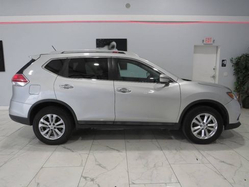 Used 2016 Nissan Rogue SV w/ SV Moonroof Package AWD/4WD image 2