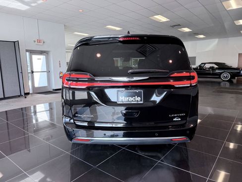 Used 2026 Chrysler Pacifica Limited FWD image 17