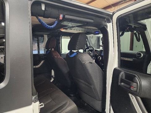 Used 2017 Jeep Wrangler Unlimited Sahara image 14