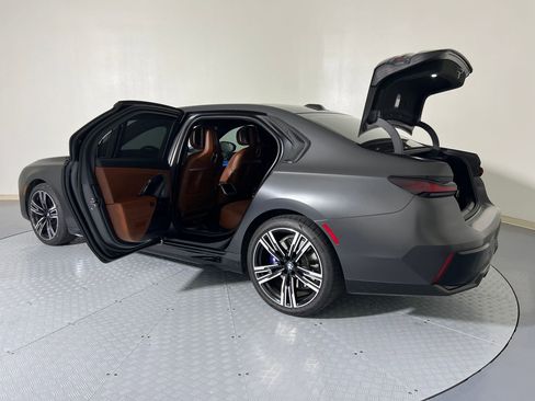 Used 2023 BMW 740i image 35