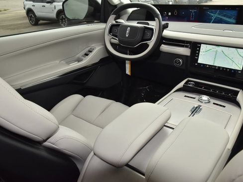 New 2026 Lincoln Navigator Reserve w/ Jet Appearance Package AWD/4WD image 16