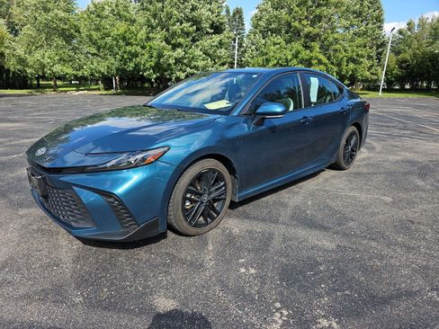 Used 2025 Toyota Camry SE FWD image 2