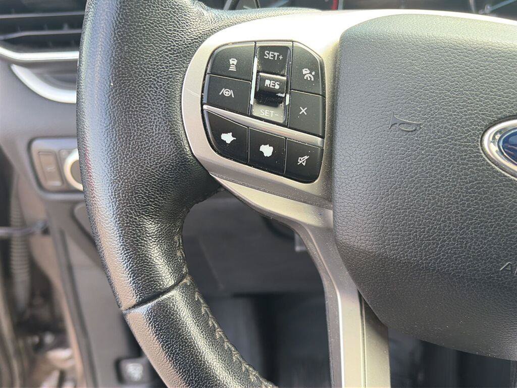 Used 2021 Ford Explorer XLT w/ Equipment Group 202A AWD/4WD image 16