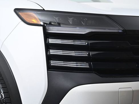 Used 2025 Nissan Kicks SV w/ SV Premium Package image 6