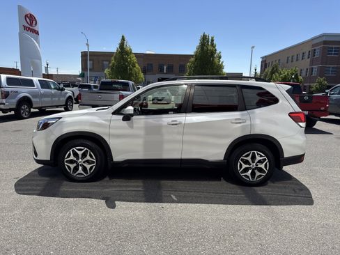 Used 2019 Subaru Forester Premium AWD/4WD image 6