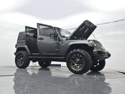 Used 2017 Jeep Wrangler Unlimited Sahara AWD/4WD image 31