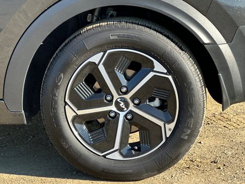 Certified 2024 Kia Niro EX image 27