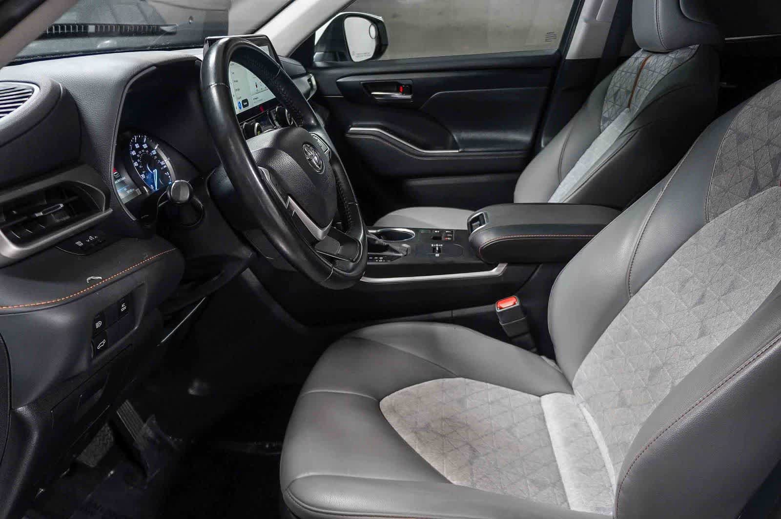 Used 2023 Toyota Highlander Bronze Edition FWD image 15