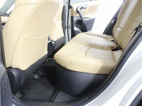 Used 2021 Toyota RAV4 XLE Premium image 19