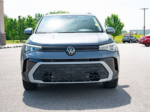 Used 2025 Volkswagen Taos SE w/ Panoramic Sunroof Package AWD/4WD image 9