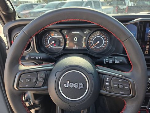 Used 2024 Jeep Wrangler Unlimited Rubicon AWD/4WD image 29