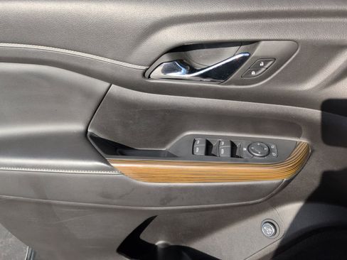 Used 2023 GMC Acadia SLE image 15