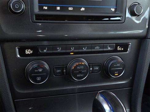 Used 2016 Volkswagen e-Golf SE w/ DC Fast Charging Package image 19