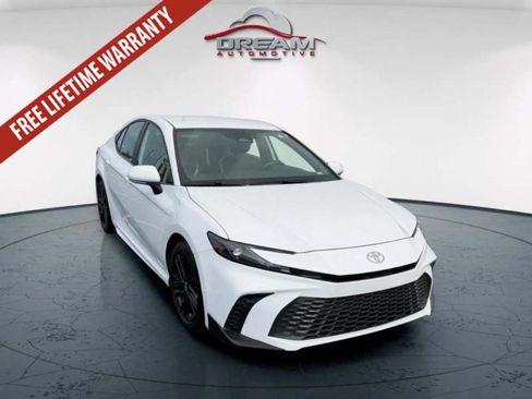 Used 2025 Toyota Camry SE FWD image 1