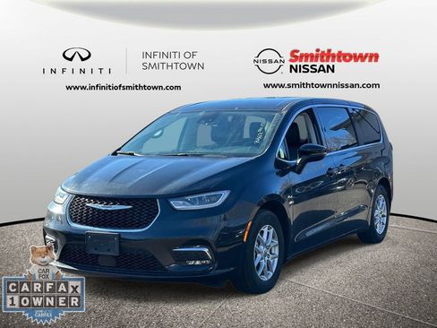 Used 2023 Chrysler Pacifica Touring-L FWD image 2