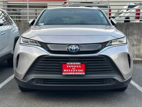 Used 2024 Toyota Venza LE image 2