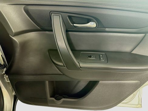 Used 2017 Chevrolet Traverse LT w/ Style and Technology Package FWD image 31