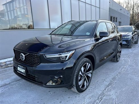 Certified 2025 Volvo XC40 B5 Plus image 4