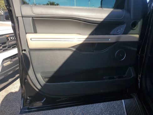 Used 2022 Ford Expedition Max Limited image 16