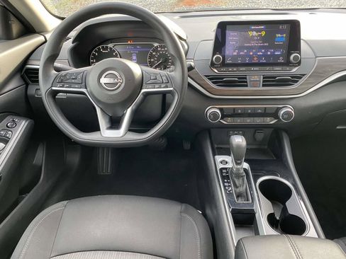 Used 2024 Nissan Altima 2.5 SV image 10