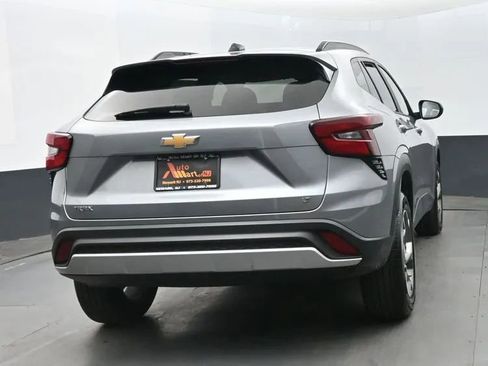 Used 2025 Chevrolet Trax LT FWD image 8