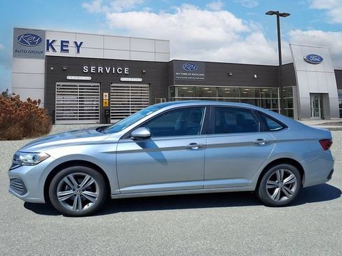 Used 2024 Volkswagen Jetta SE FWD image 3