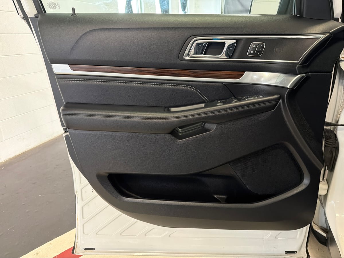 Used 2018 Ford Explorer Limited w/ Equipment Group 301A AWD/4WD image 24