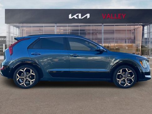 Used 2023 Kia Niro SX Touring image 3
