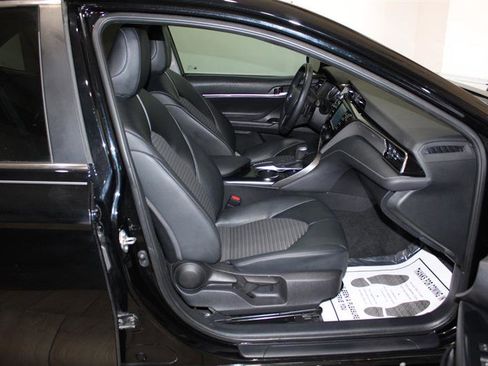 Used 2020 Toyota Camry SE w/ Convenience Package FWD image 26