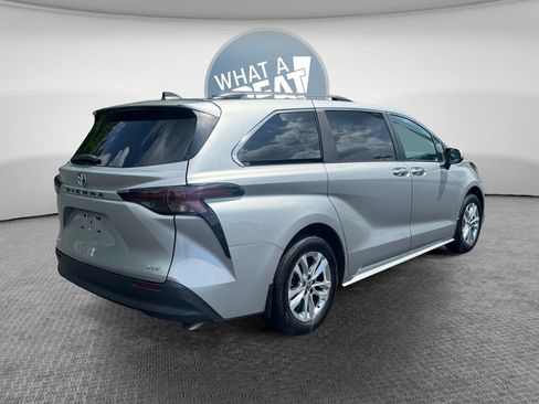 Used 2025 Toyota Sienna XLE AWD/4WD image 3