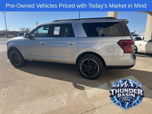 Used 2023 Ford Expedition Max Limited image 3