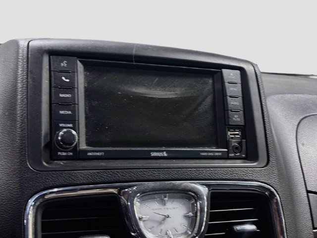Used 2014 Chrysler Town & Country Touring FWD image 13