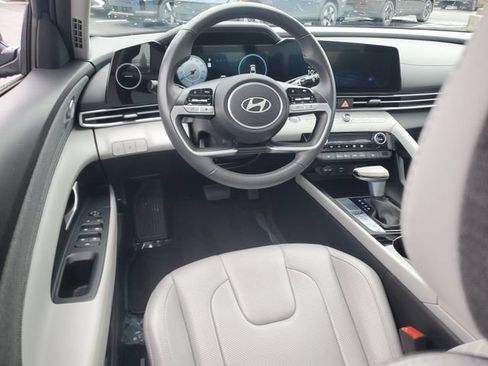 Certified 2025 Hyundai Elantra Limited FWD image 11