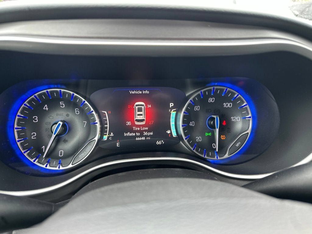 Used 2023 Chrysler Pacifica Touring-L FWD image 16