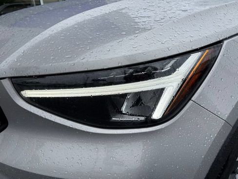 Used 2025 Volvo XC40 B5 Plus AWD/4WD image 9