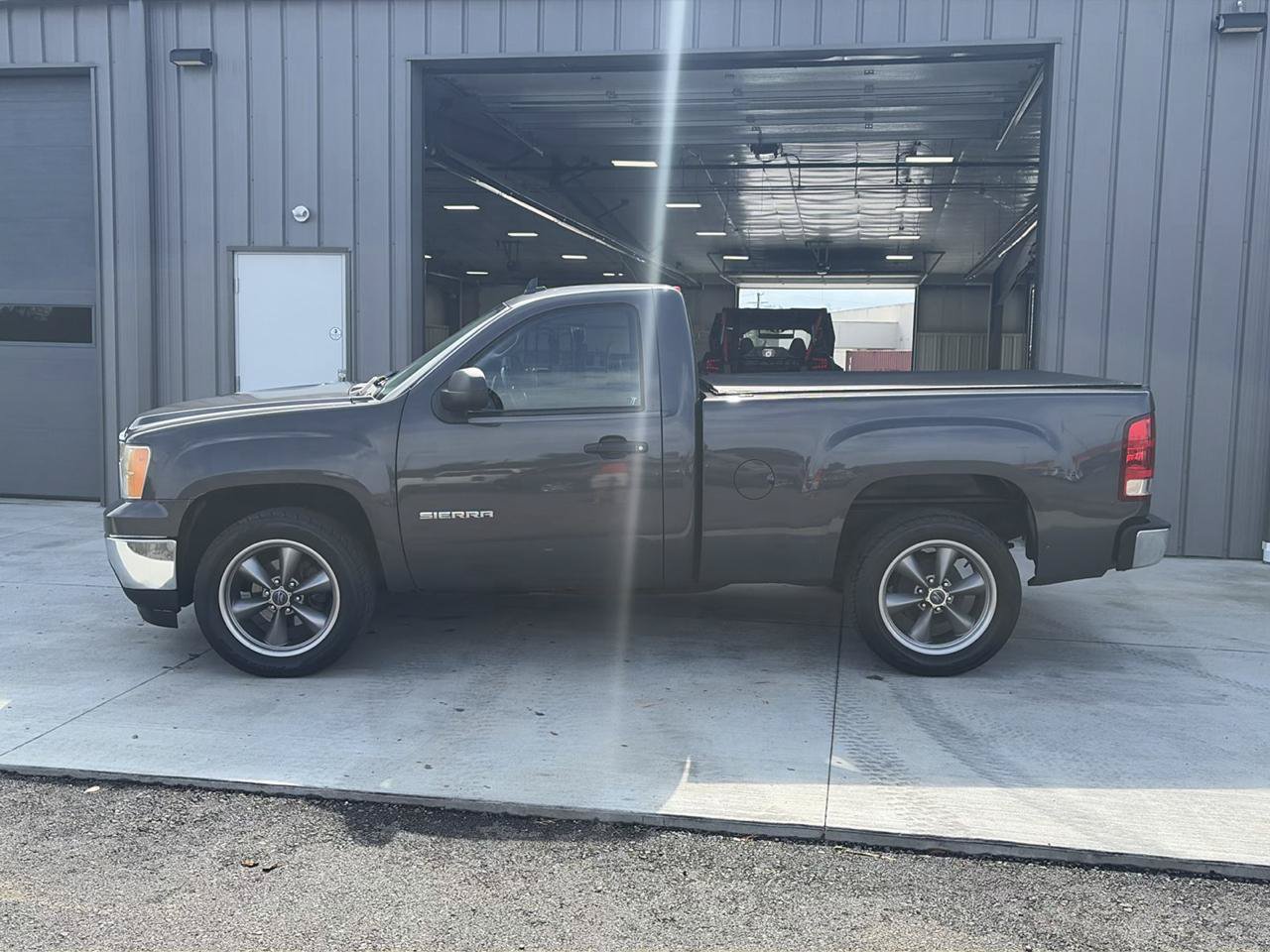 Used 2010 GMC Sierra 1500 SLE RWD image 2