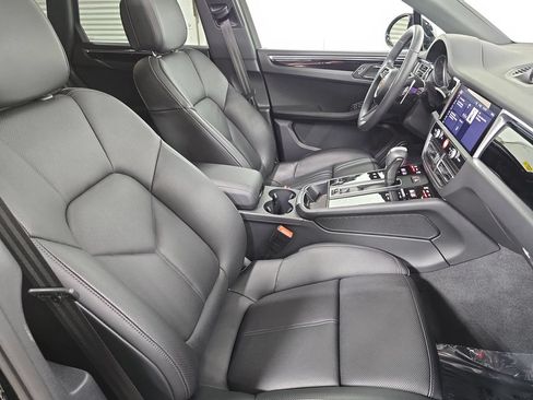 Certified 2026 Porsche Macan AWD/4WD image 27