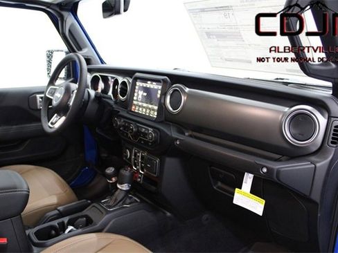 Used 2023 Jeep Gladiator Rubicon w/ Cold Weather Group image 18