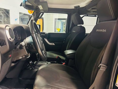 Used 2017 Jeep Wrangler Unlimited Sahara w/ Connectivity Group AWD/4WD image 11