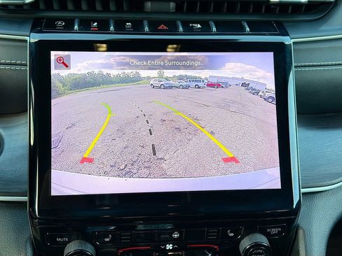 Used 2022 Jeep Grand Cherokee L Limited AWD/4WD image 16