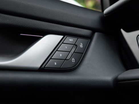 Certified 2025 Porsche Taycan w/ Premium Package RWD image 19