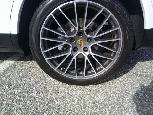 Used 2020 Porsche Cayenne image 94