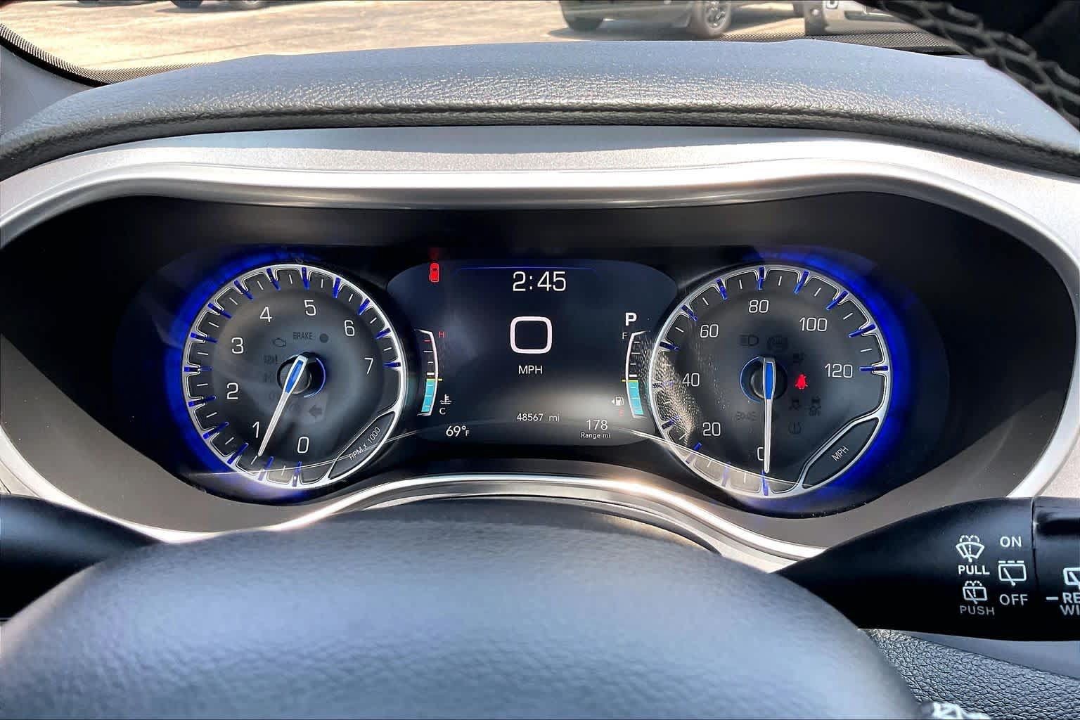 Used 2025 Chrysler Pacifica Limited FWD image 26